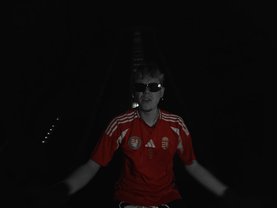 Contre plongée devant un building à l'architecture ancienne 