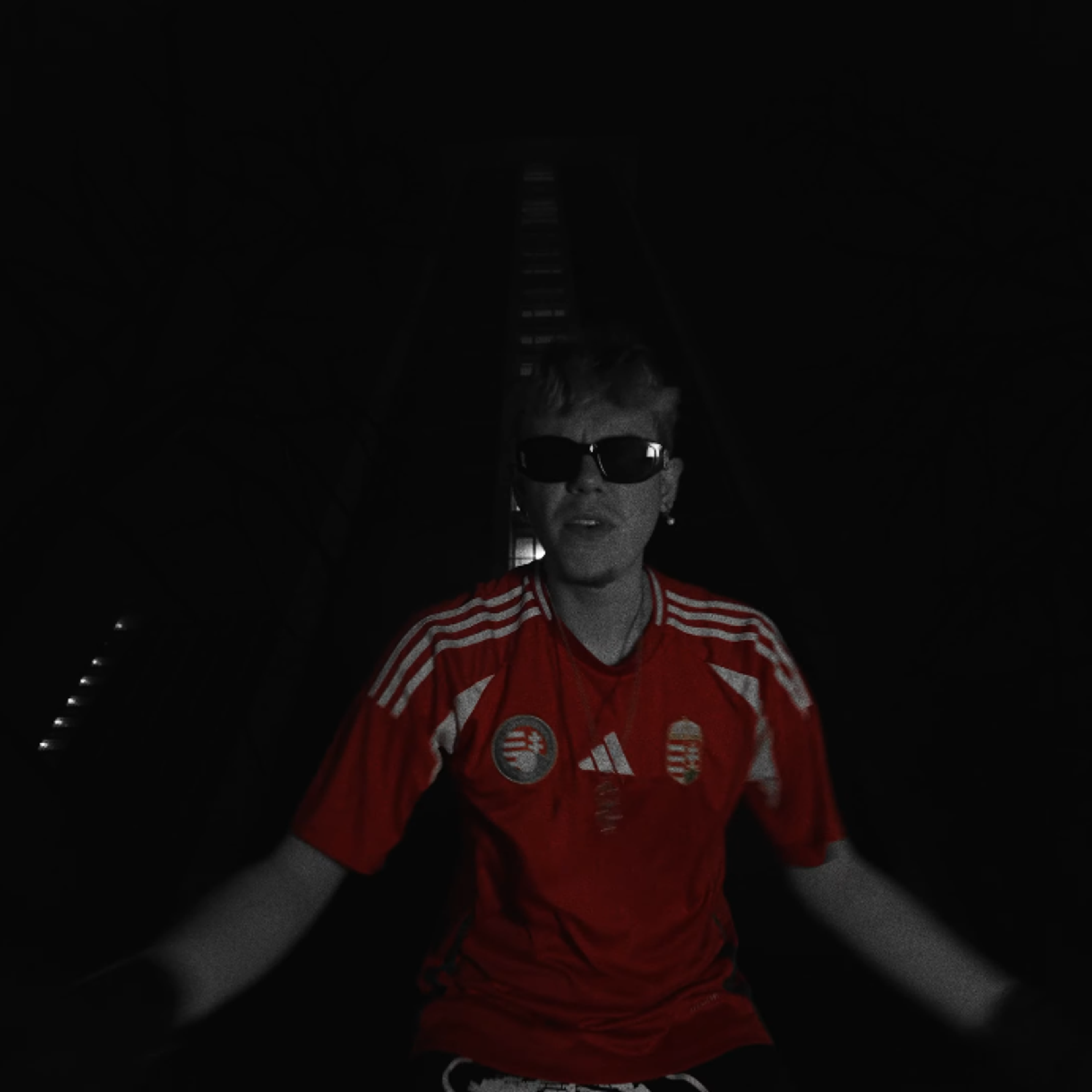 Contre plongée devant un building à l'architecture ancienne