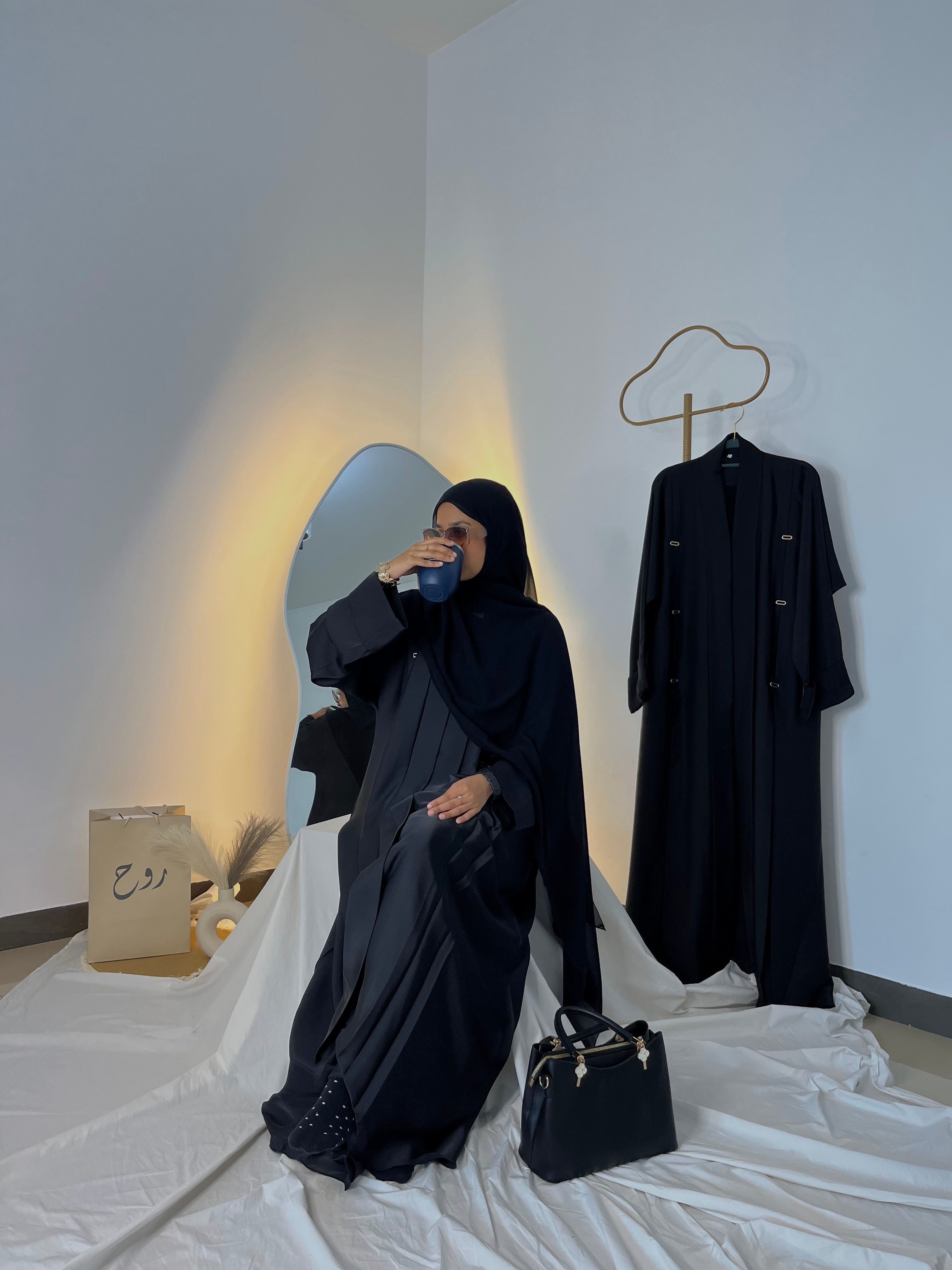 Black Bold Luxury Classic Abaya - View 5
