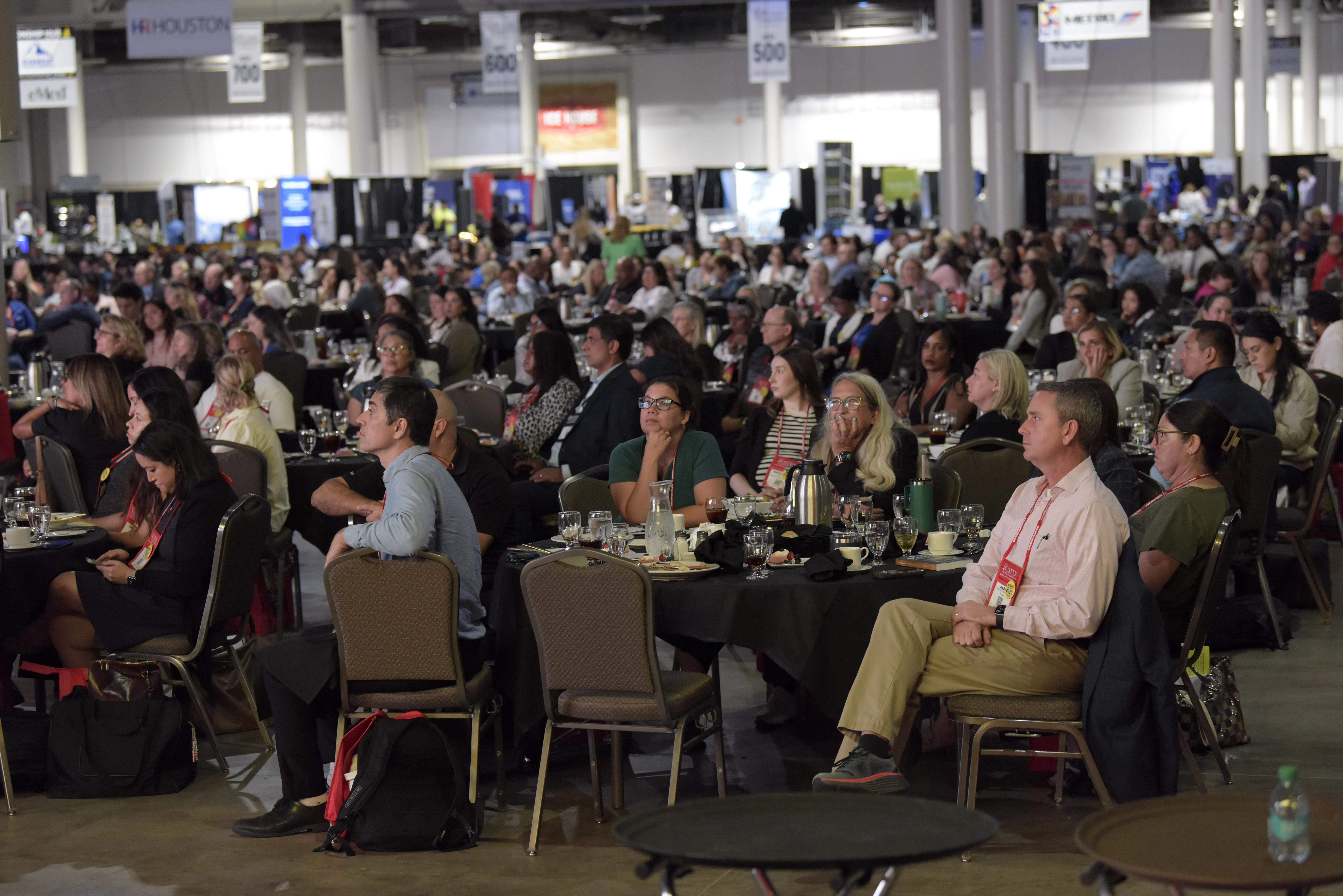 A full audience of HR professionals seated at banquet tables during a Danny Goldberg keynote