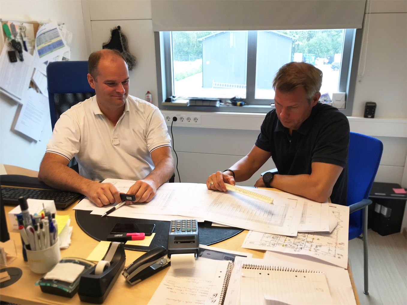 Två män vid ett skrivbord