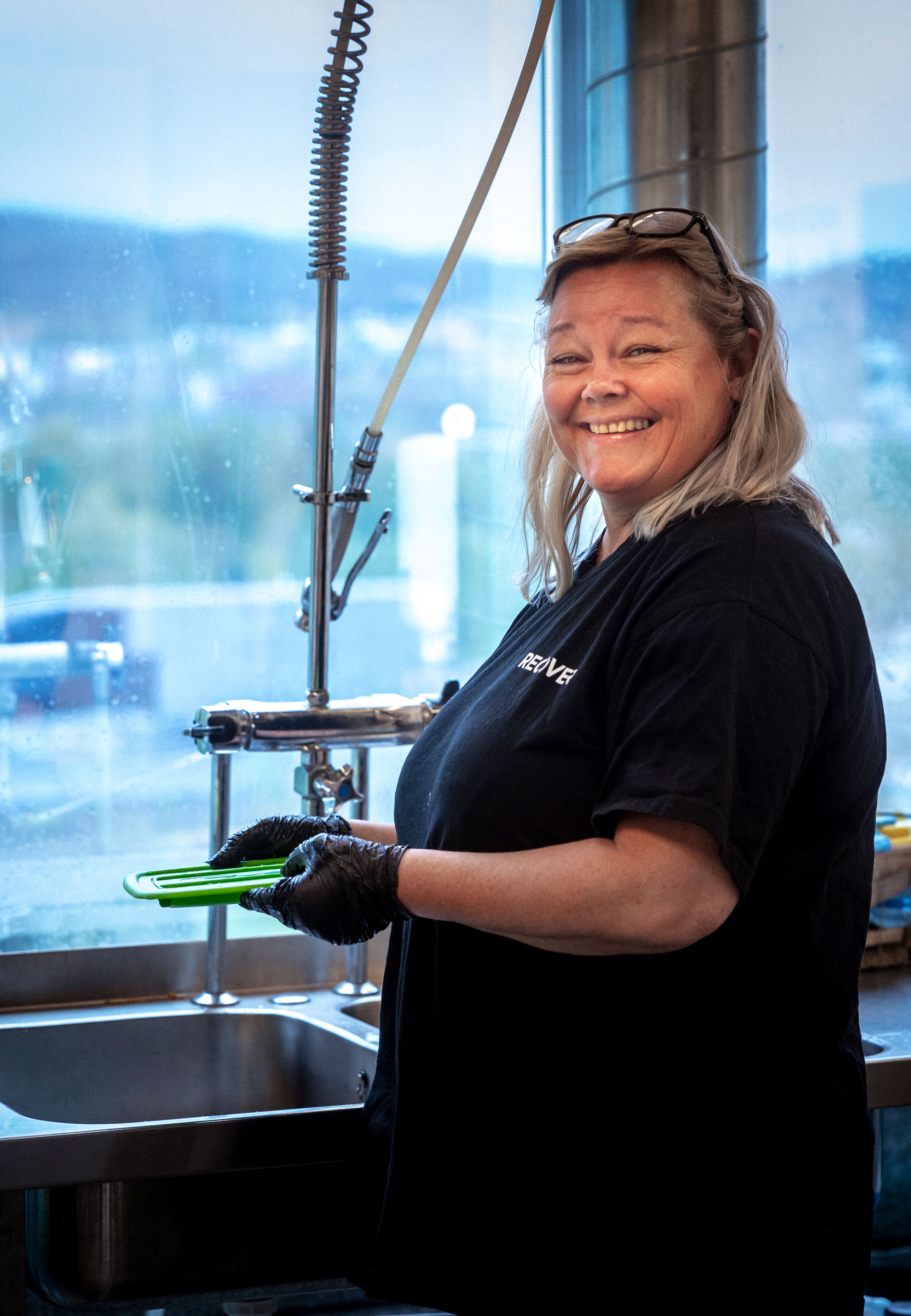 Kvinna som diskar