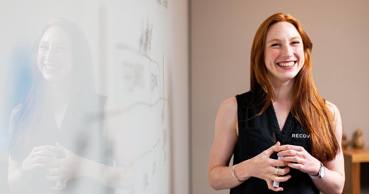 Kvinna framför whiteboard