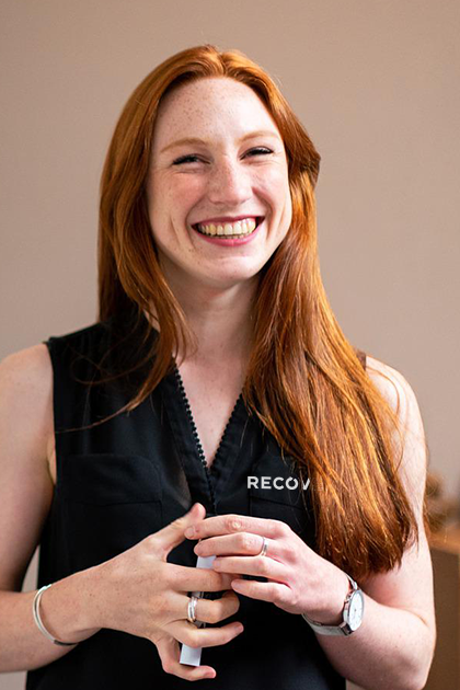 Kvinna framför whiteboard