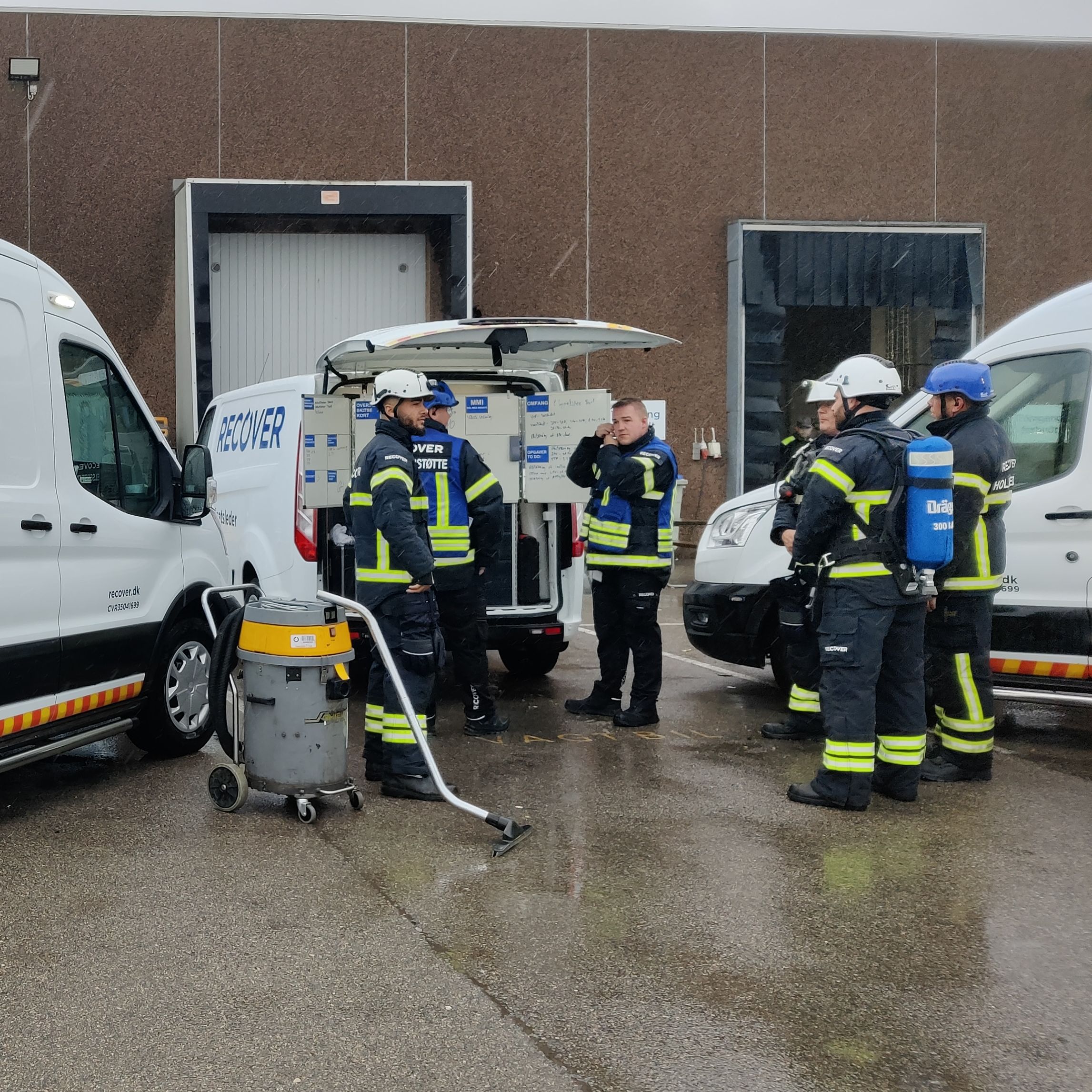 Recover service vehicle and technician at site