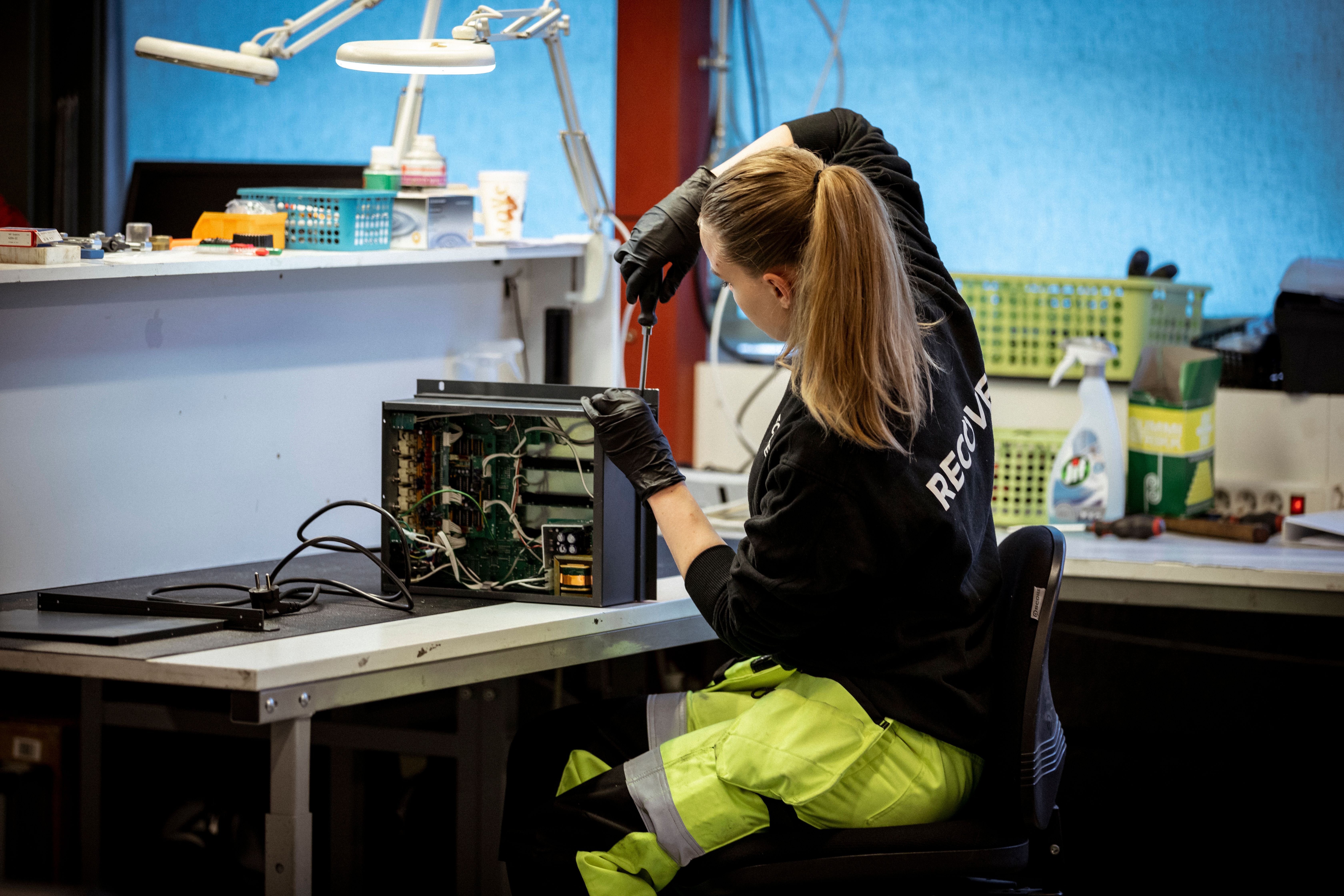 Kvinna som sanerar elektronik