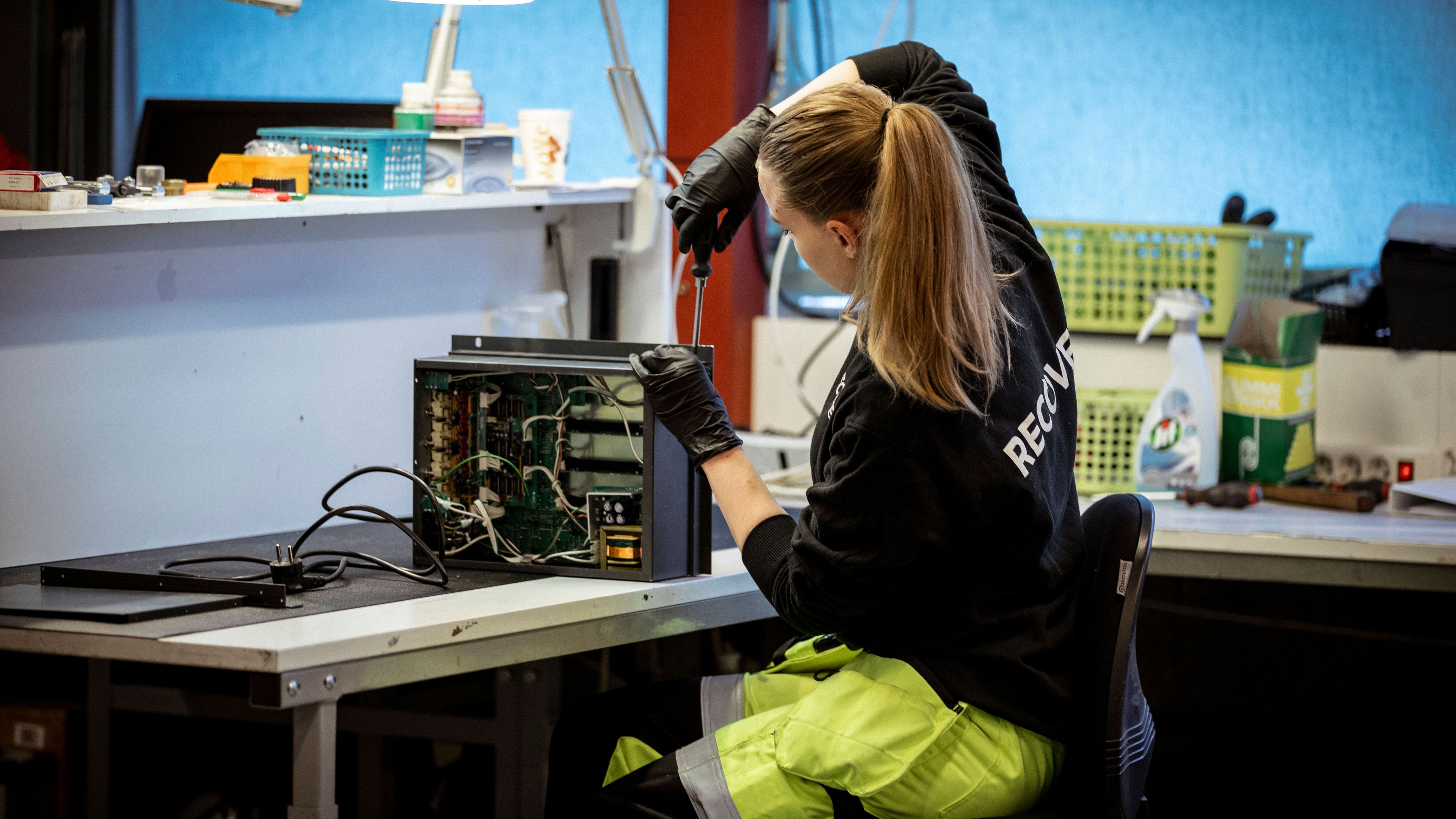 Kvinna som sanerar elektronik