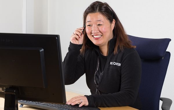 Kvinna framför dator