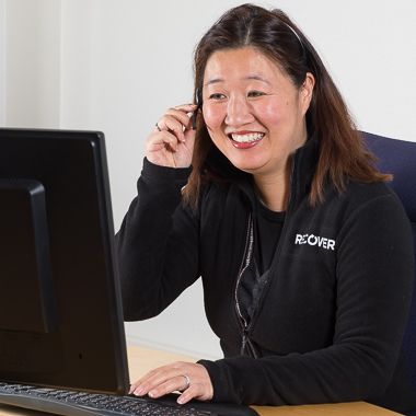 Kvinna framför dator