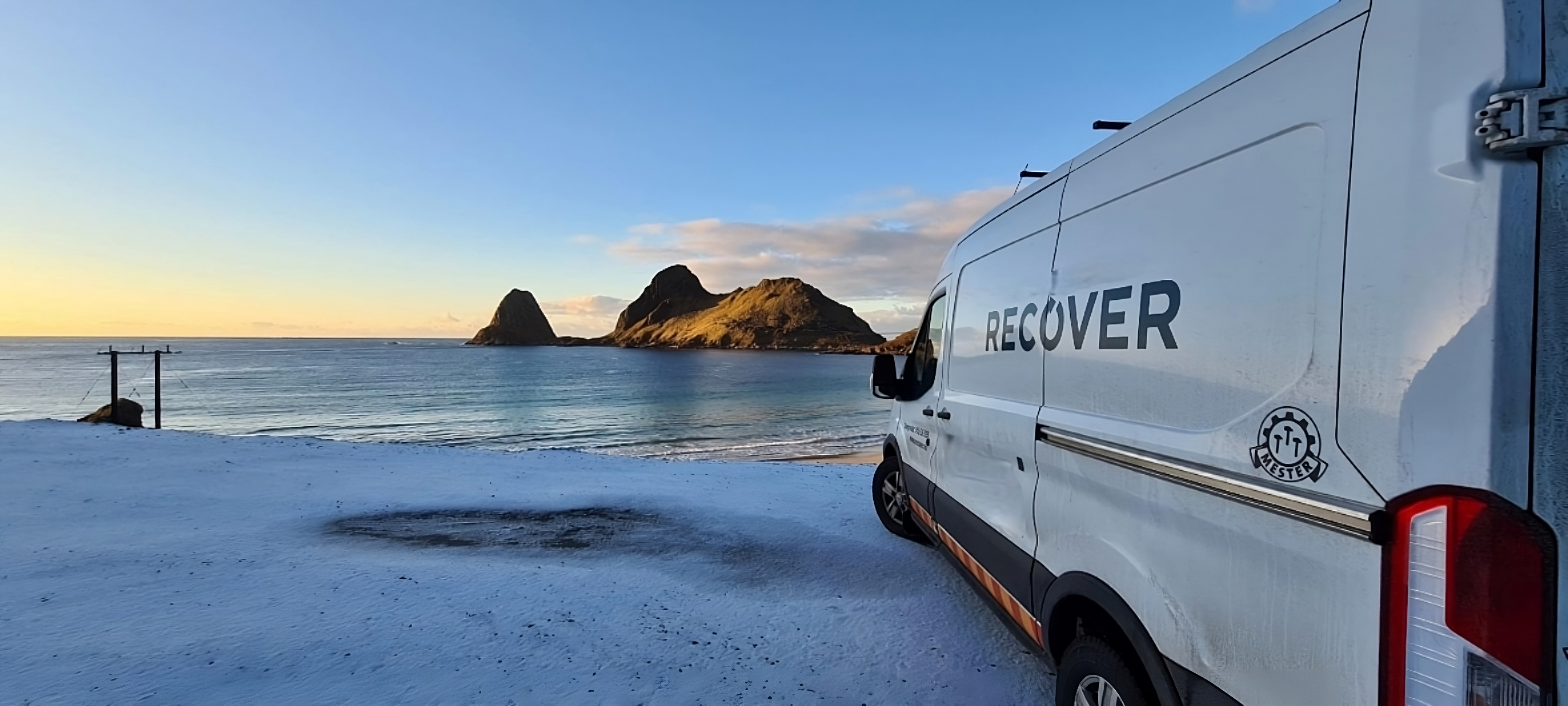 Recoverbil med överblick över vatten