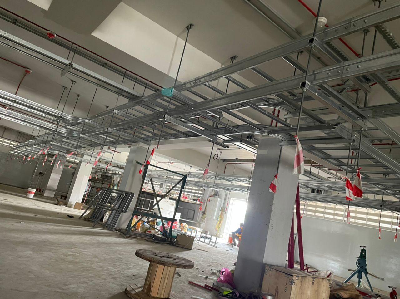 Cable ladder runs with bends crossing the floor plate on threaded rod hangers