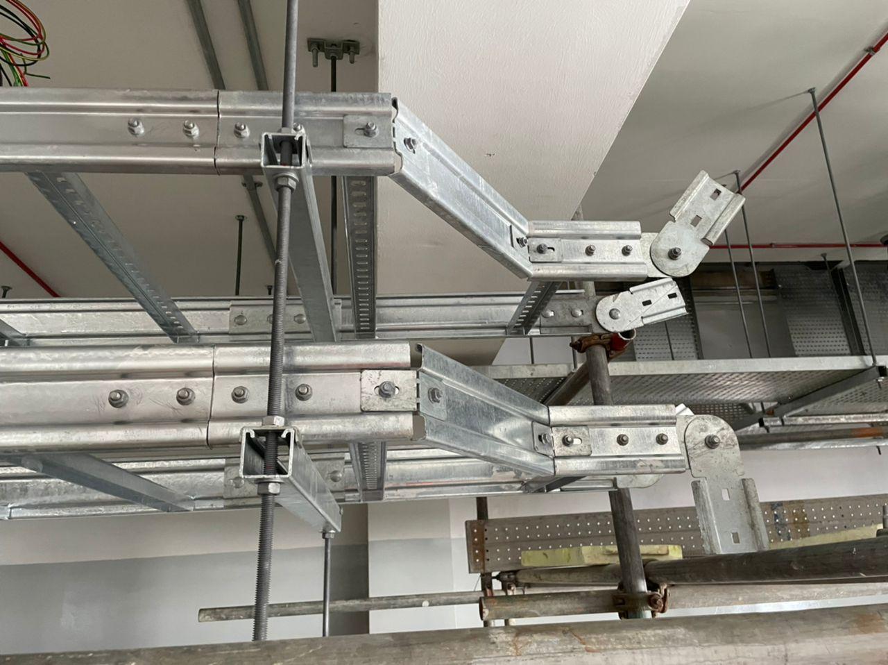 Cable ladder bend and tee supported on slotted channel