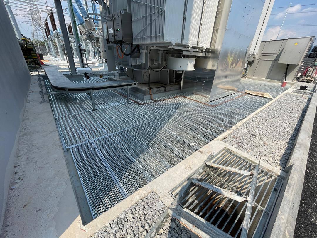Grating floor with a lift-out panel over the drain