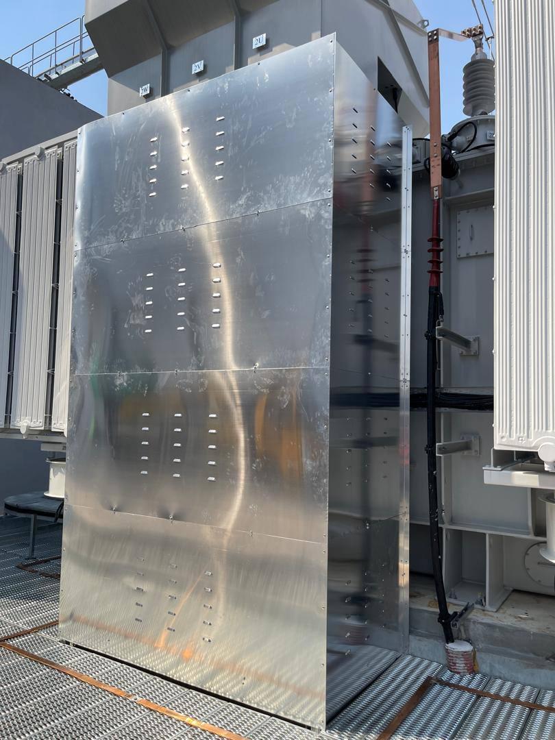Bolted aluminium sunshield panels with ventilation slots