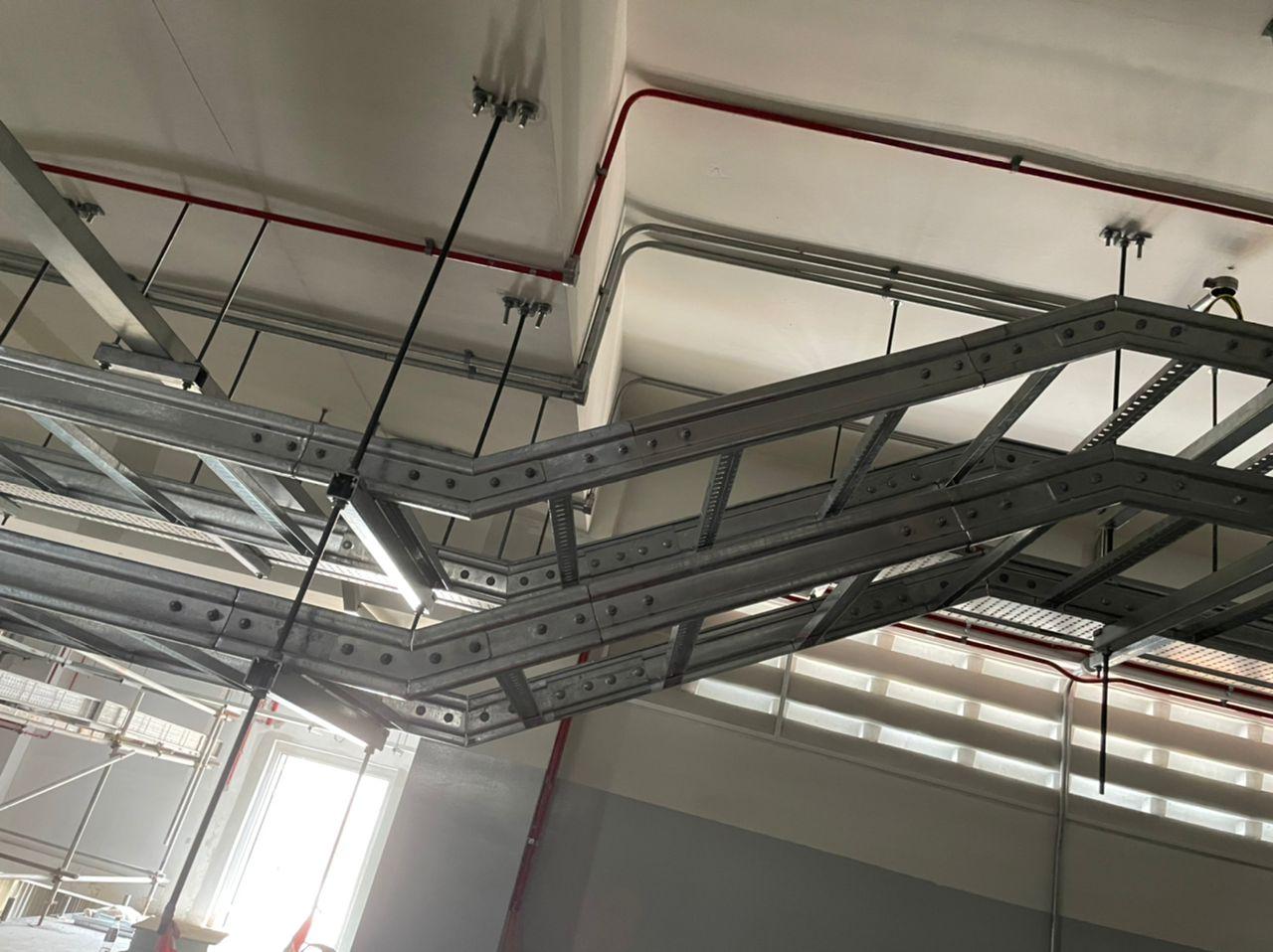Cable ladder horizontal bend hung from the slab