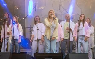 Usłyszeć miganie. Wojownicy Światła na scenie w muzeum w Koninie