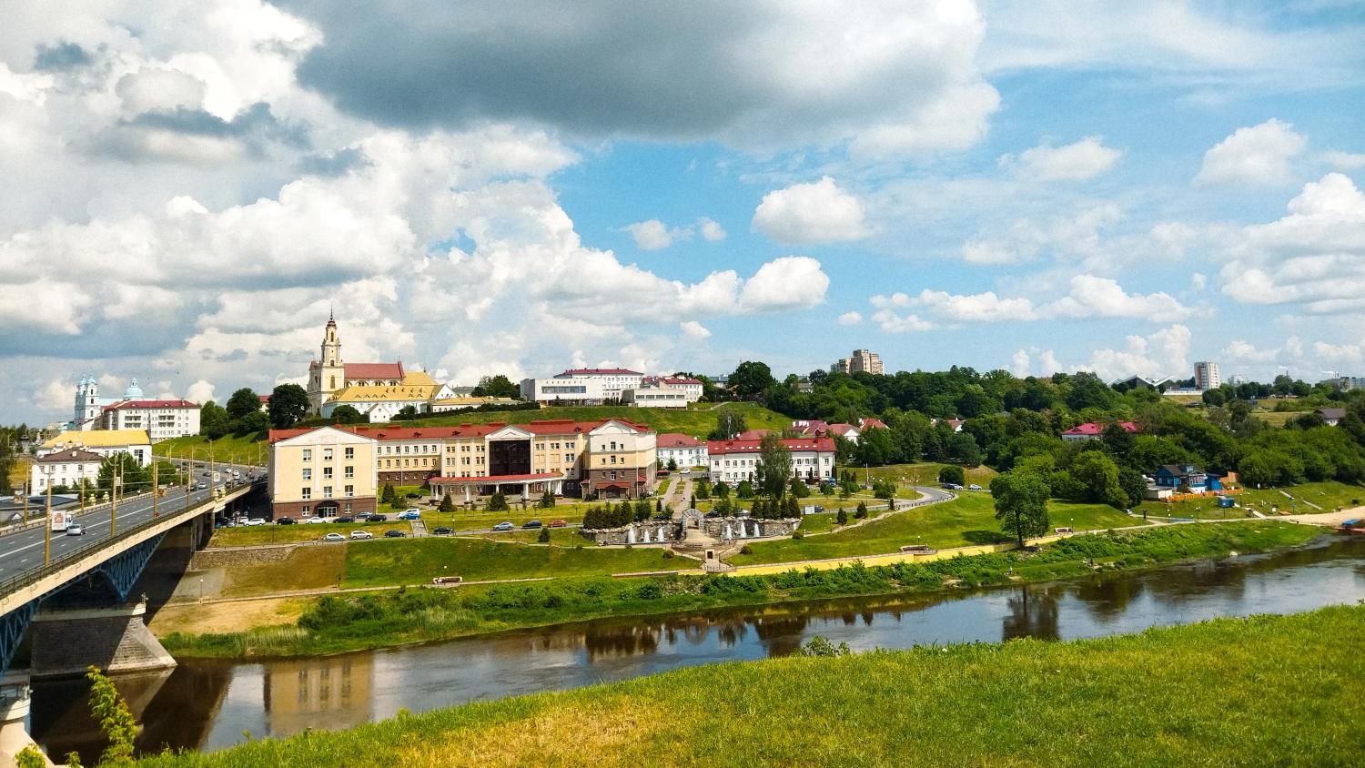 Вид на Гродно с левого берега реки Неман.