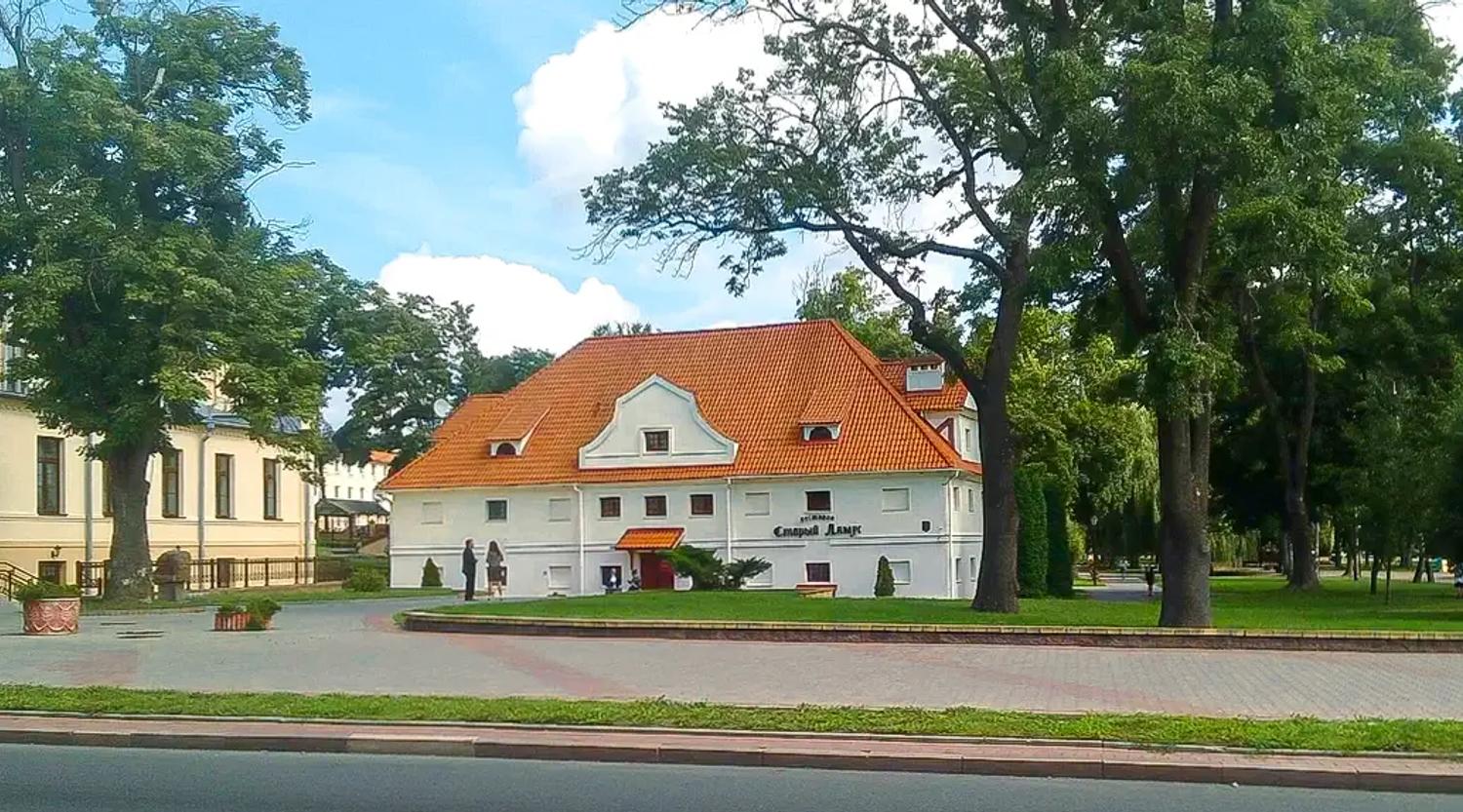 Отреставрированное здание каменного лямуса на территории парка Жилибера в Гродно.