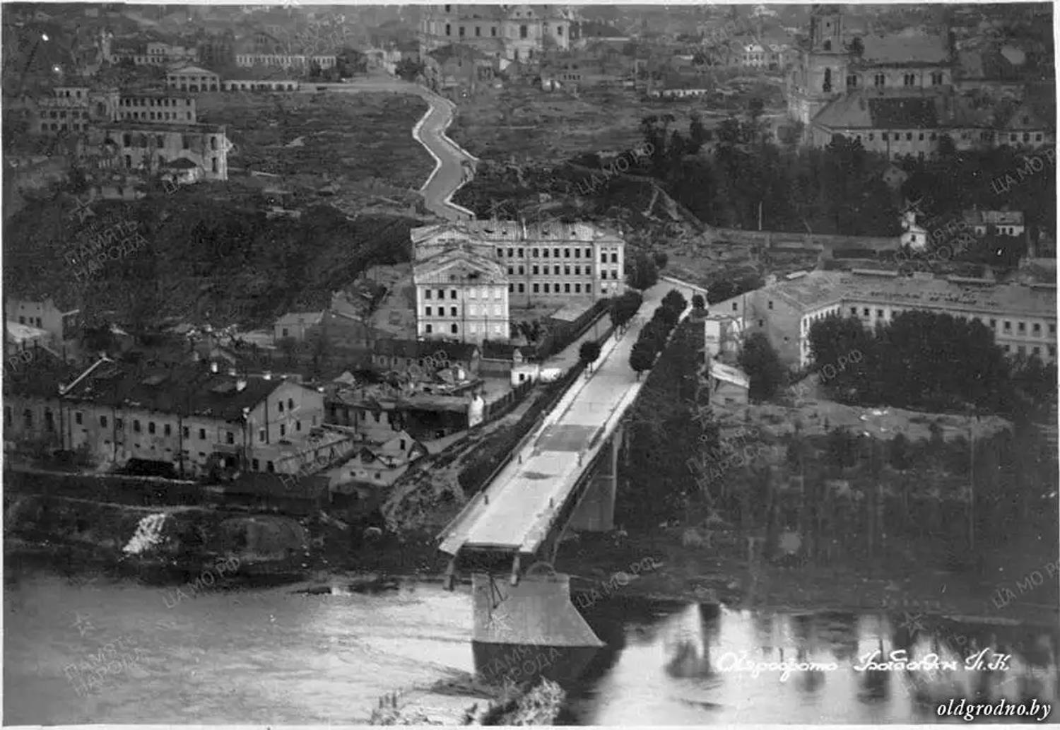 Взорванный немцами при отступлении из Гродно старый мост. 1944 год