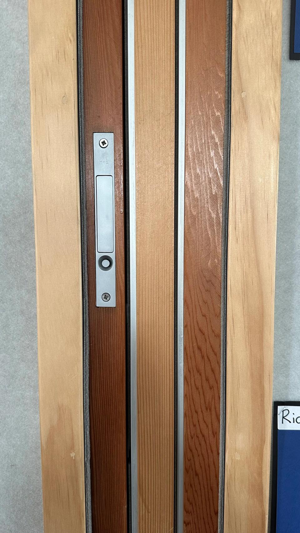 CS Door Collection System/ Overtaking Doors in Maungaraki School Library