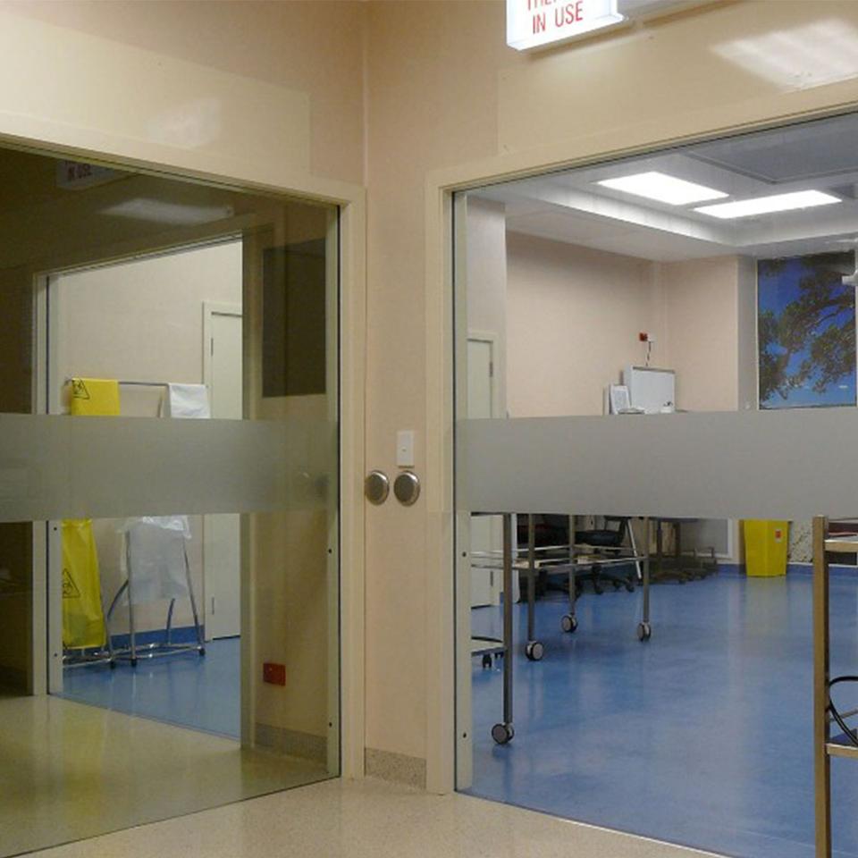 CS FramelessGlass cavity slider used in operating theatre