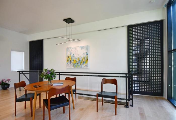 Full height ceiling mounted tracks Full height ceiling mounted tracks