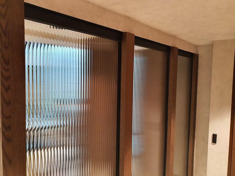 Reeded glass configuration