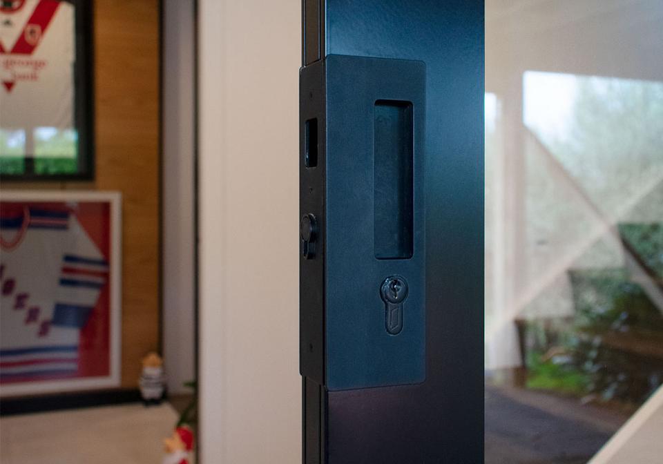 CL400 handle on entrance way door