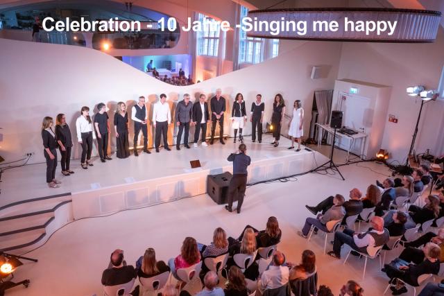 Jazzchor "Singing me happy" beim Jubiläumskonzert zum 10-jährigen Bestehen auf einer Bühne vor Publikum
