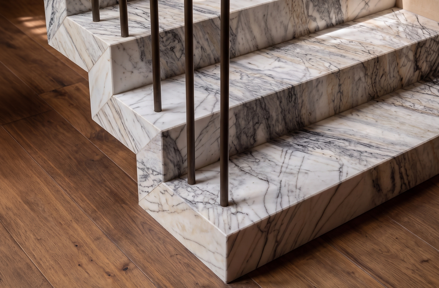 Detalhe dos degraus em mármore Venatino sobre piso de madeira