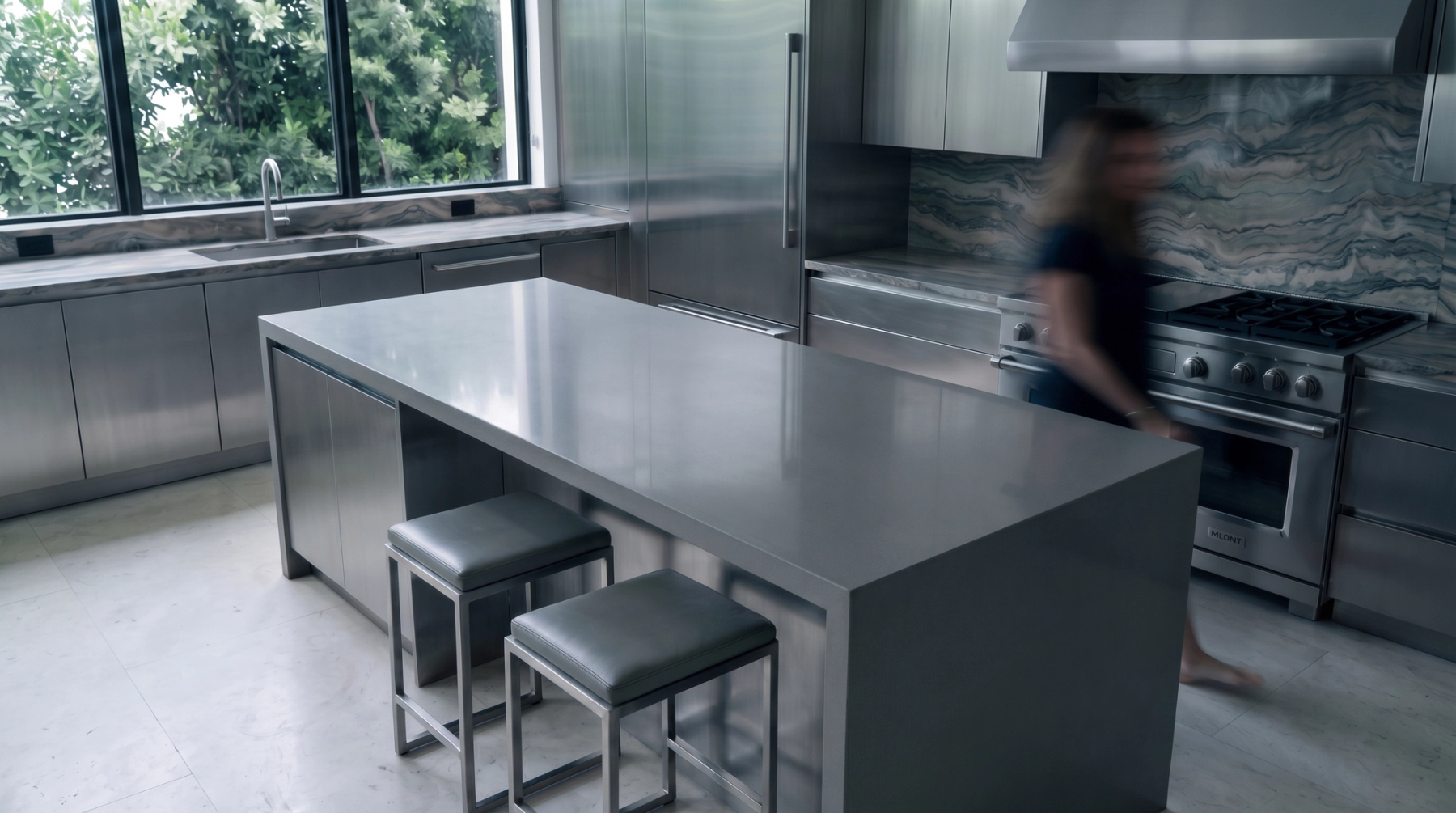 uma-cozinha-moderna-com-ilha-quartzito-fusion-amagran-02