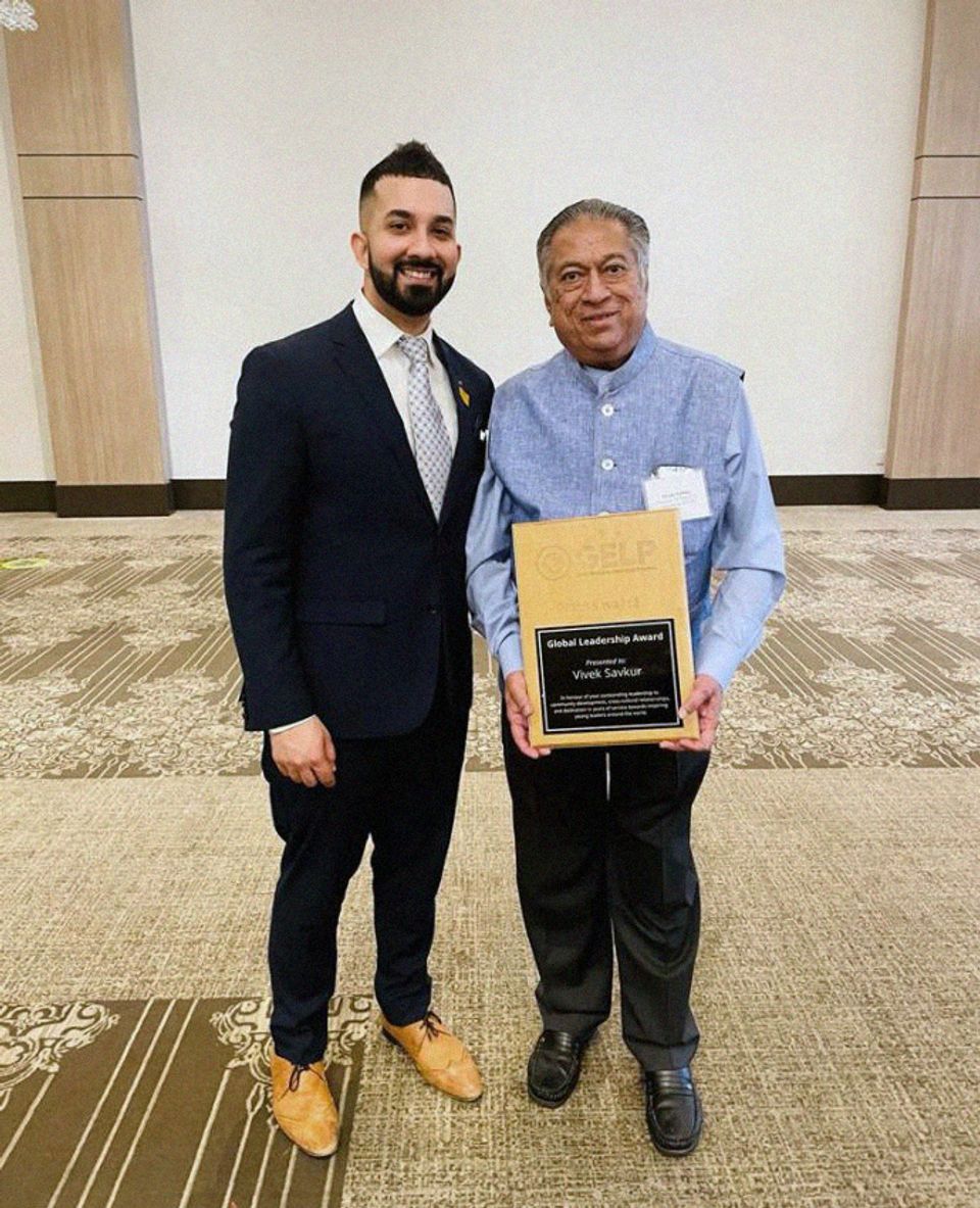 Vivek Savkur receiving the inaugural Nôthé Wasté Global Leadership Award