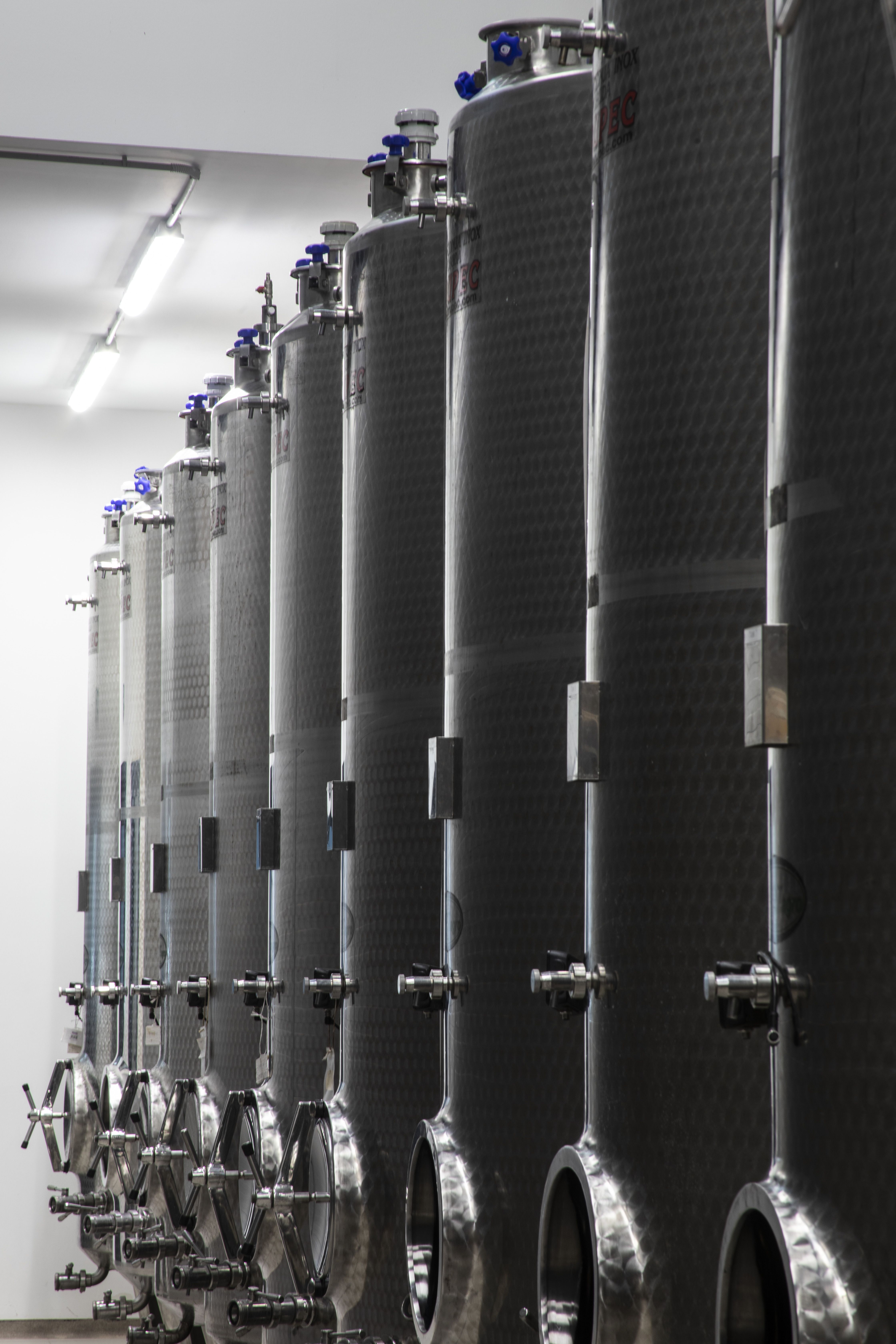Red sjajnih inox tankova za fermentaciju vina u modernom podrumu vinarije Jokić