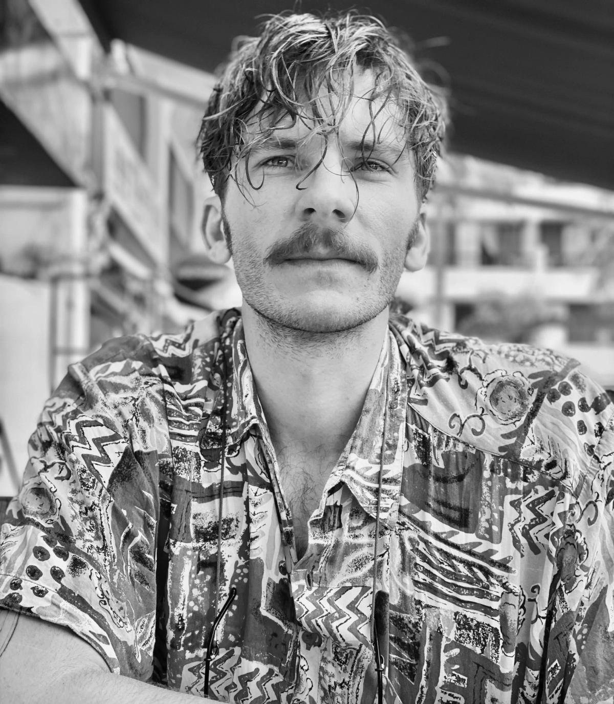 Porträtt av Adam Mikkelsen