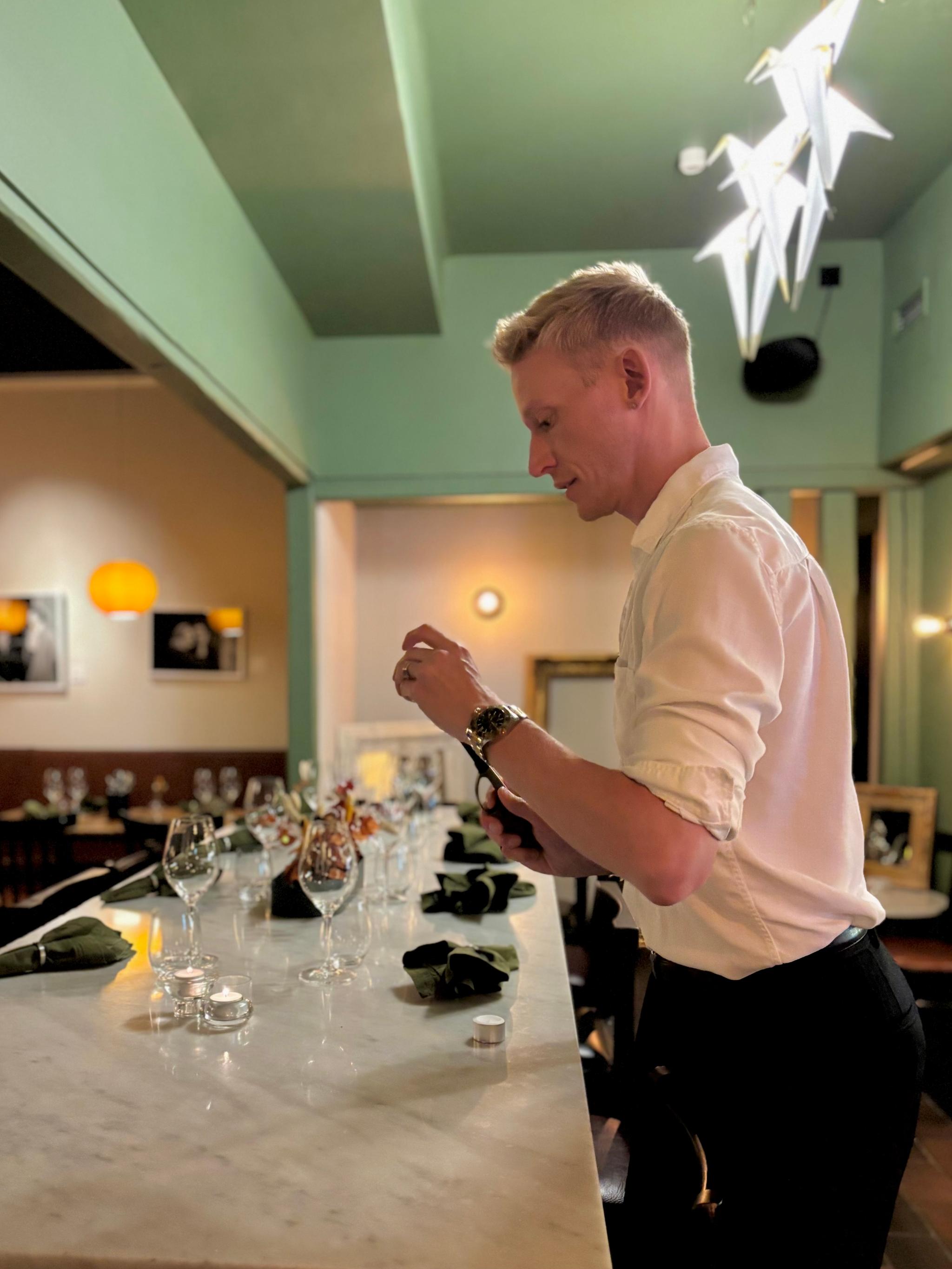 Tobias förbereder för dagens service