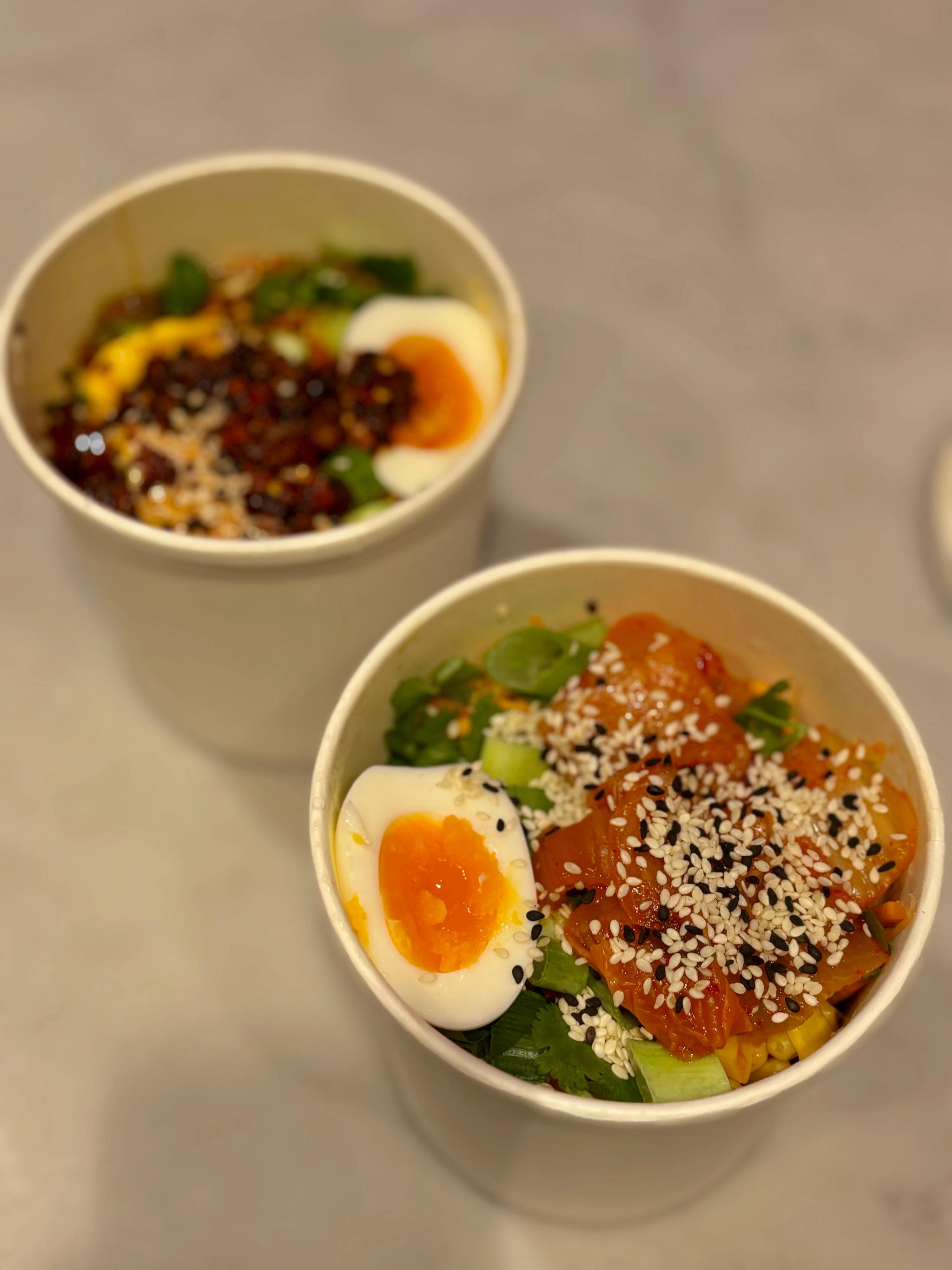 Nudlarna toppas med valfri topping