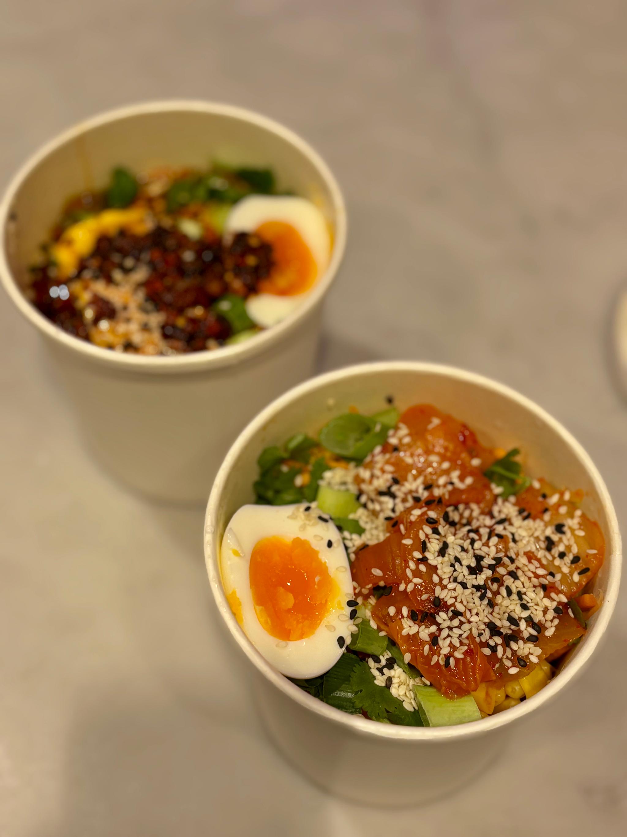 Nudlarna toppas med valfri topping