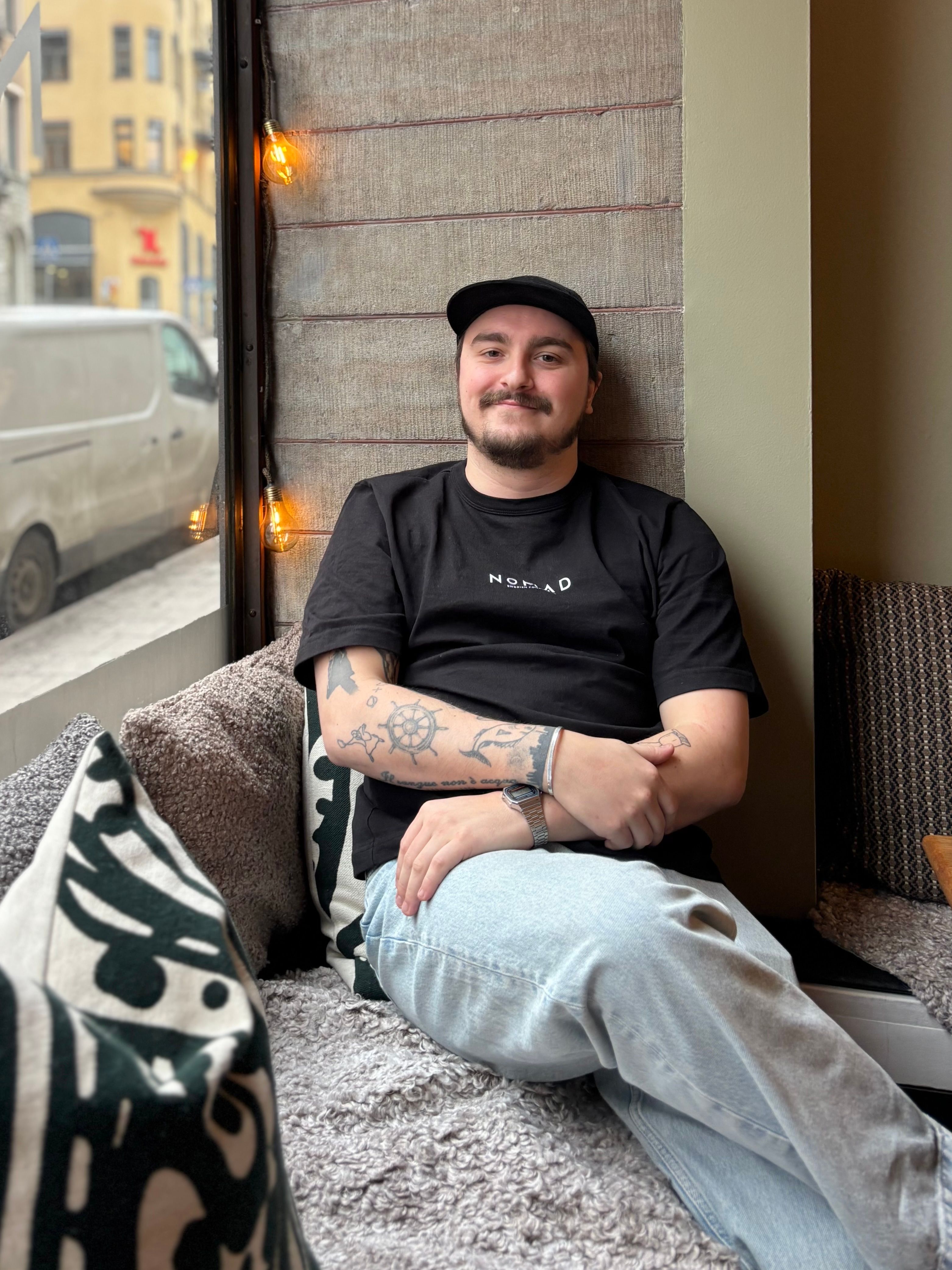 Leo i fönstret på Nomad