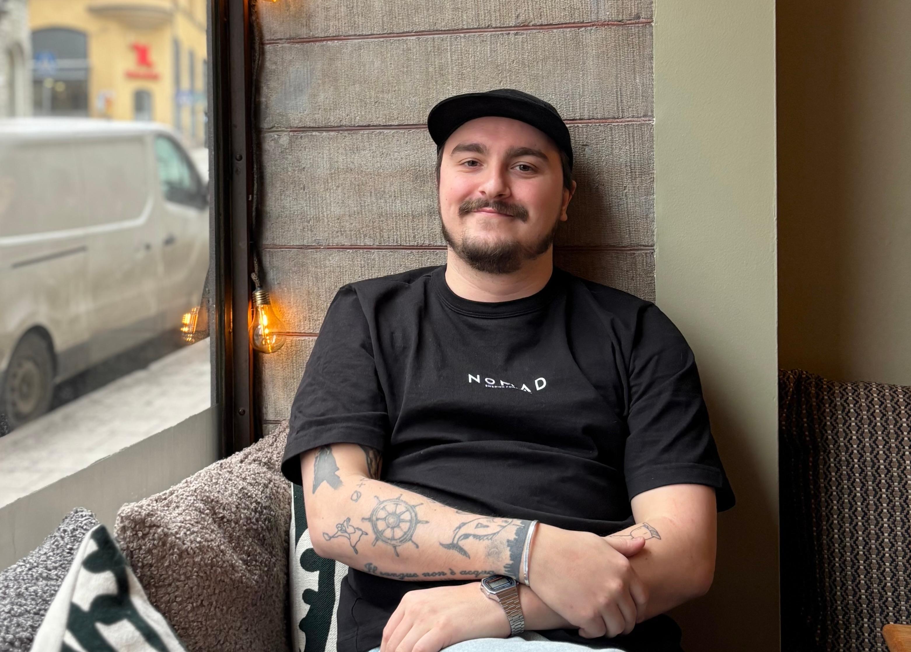 Leo i fönstret på Nomad