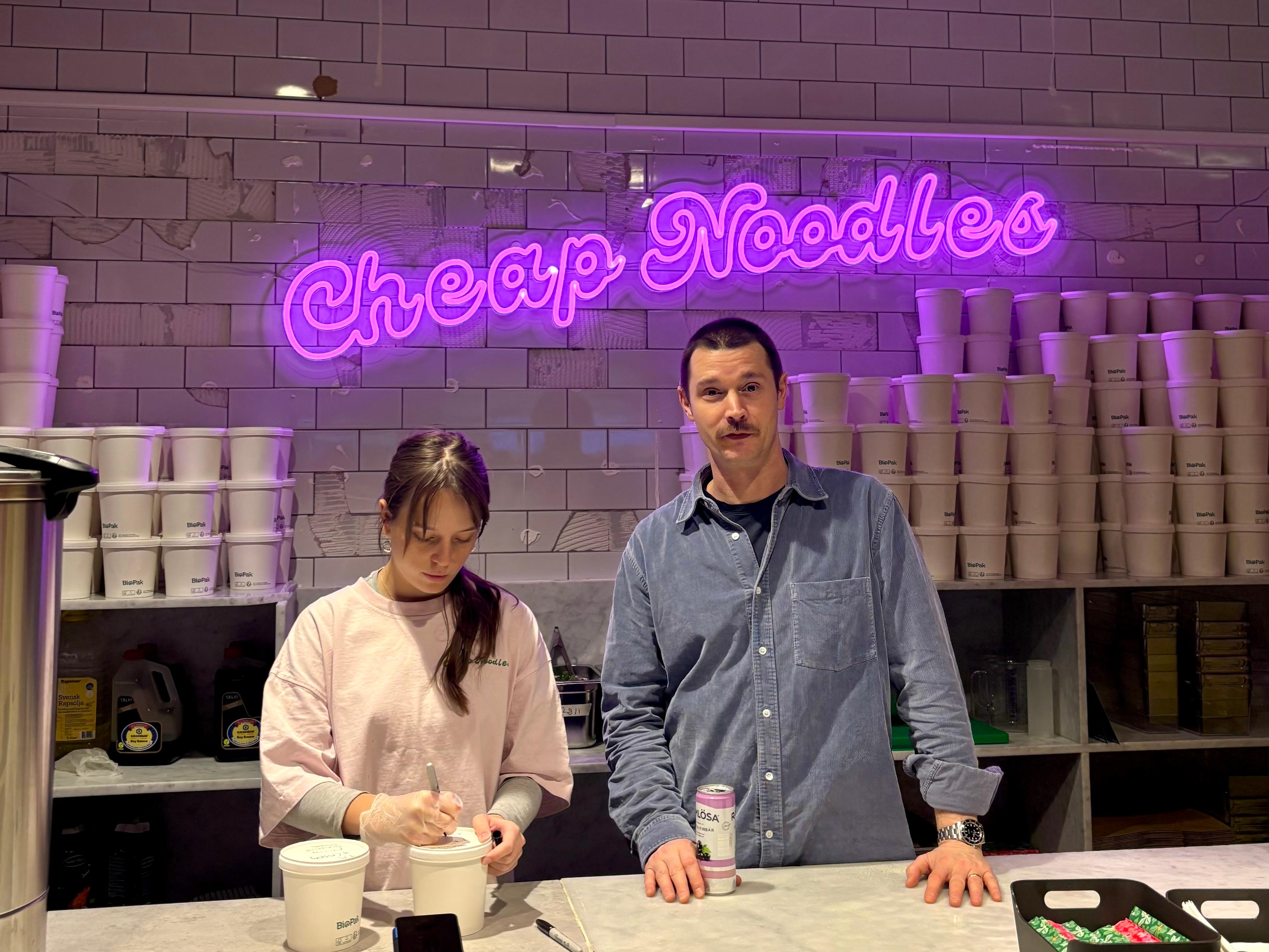 John Laster med kollega på Cheap Noodles