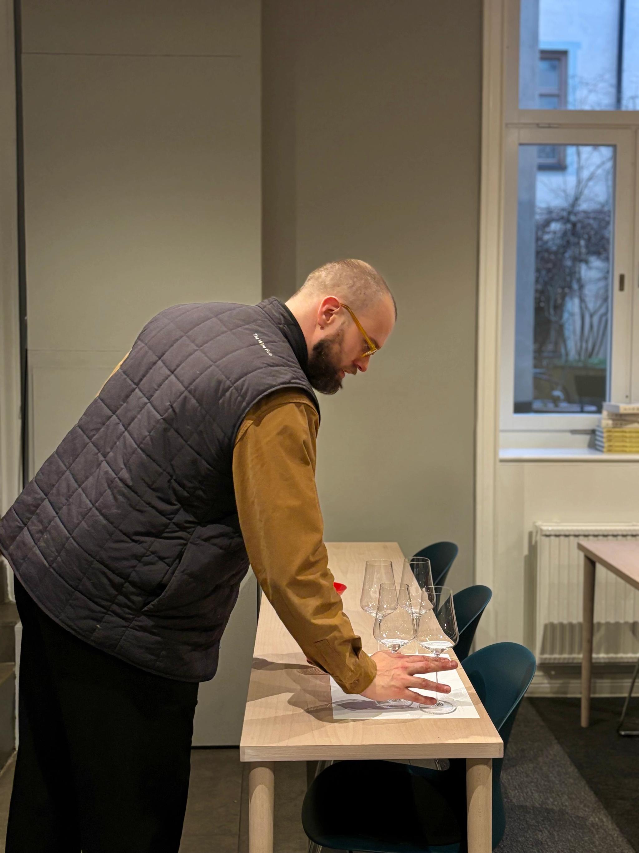 Förbereder vinprovning