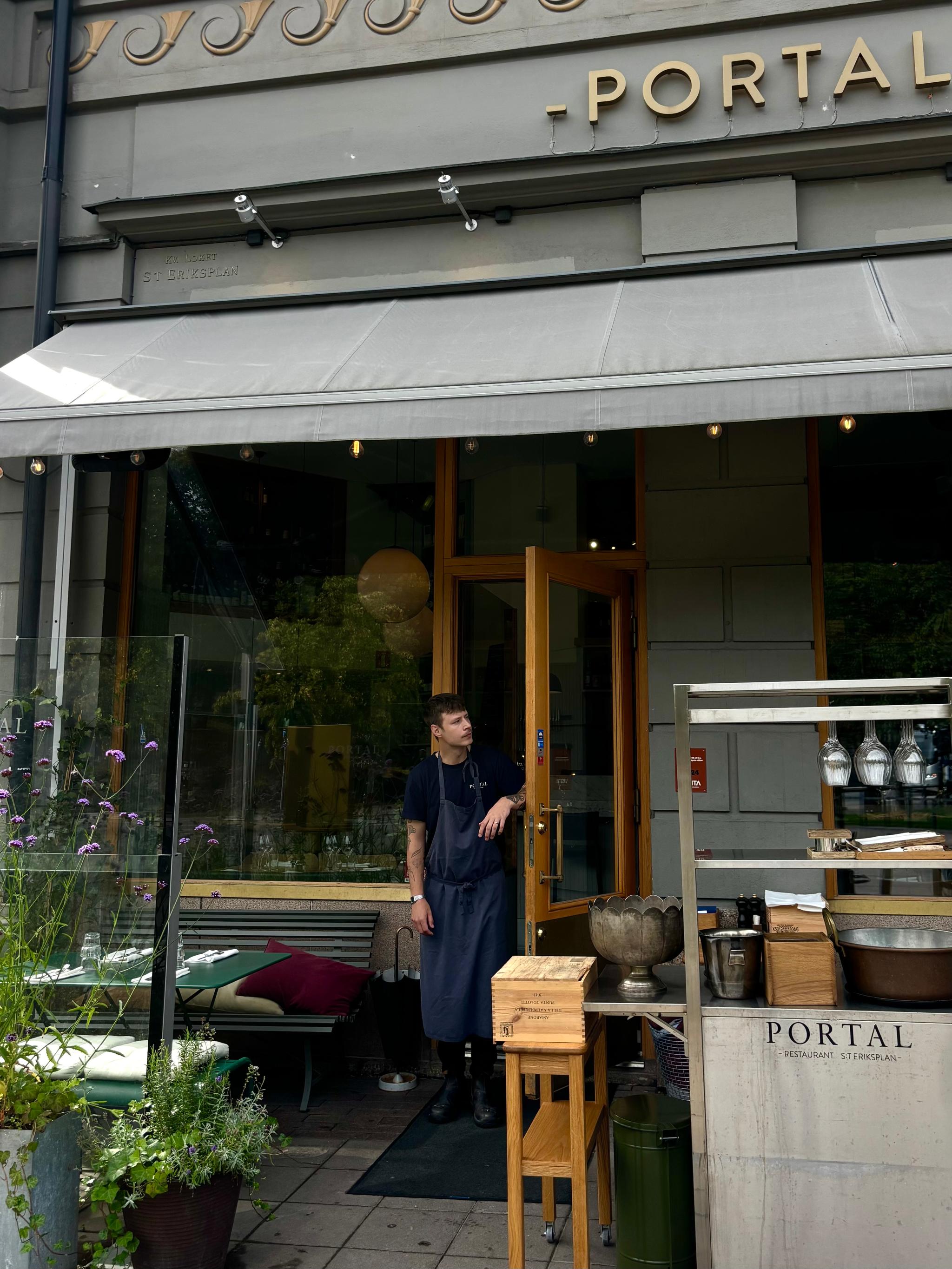 David välkomnar oss in