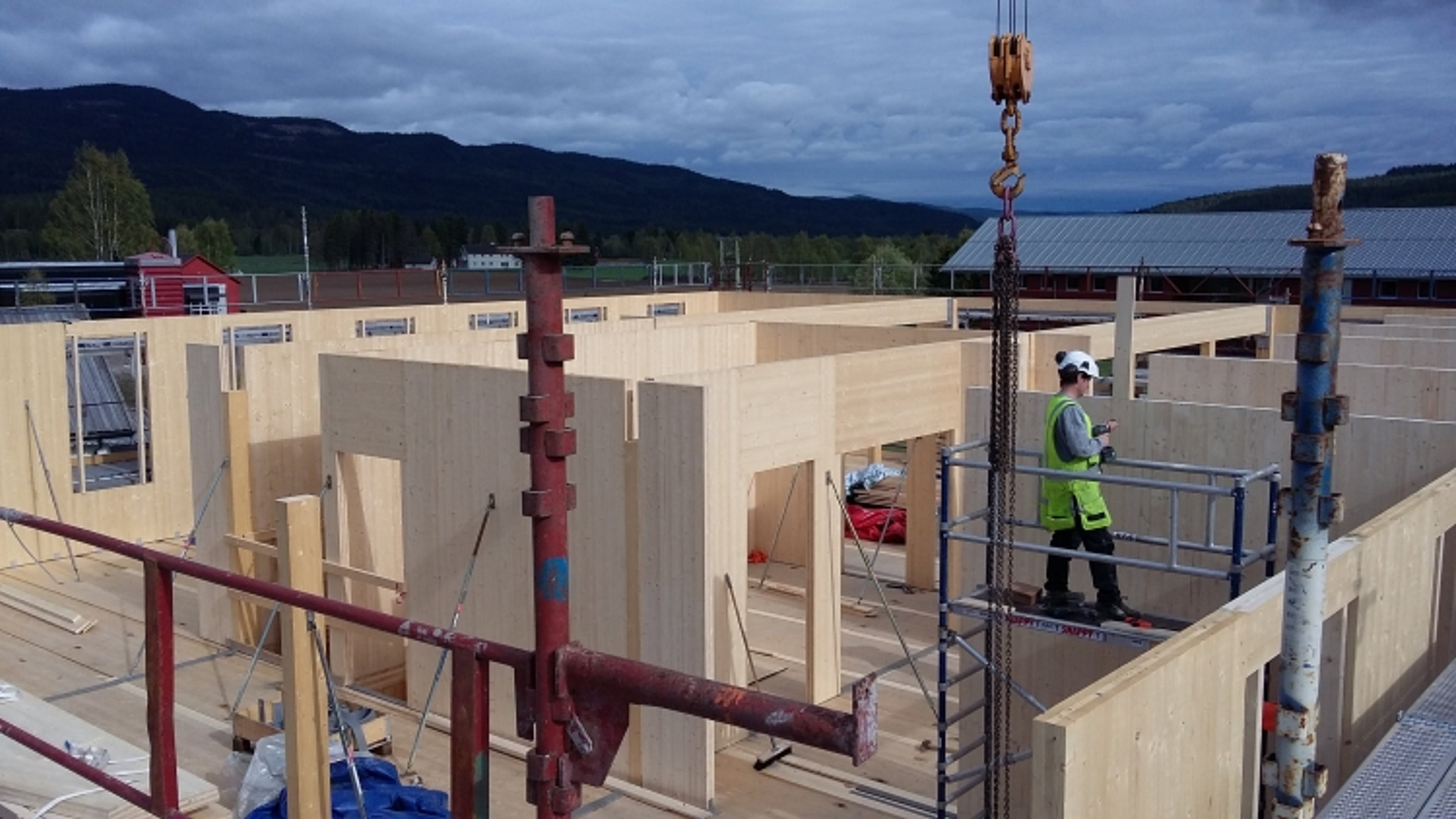Bilde fra byggingen av nytt administrasjonsbygg i massivtre ved Høgskolen i Hedmark på Evenstad