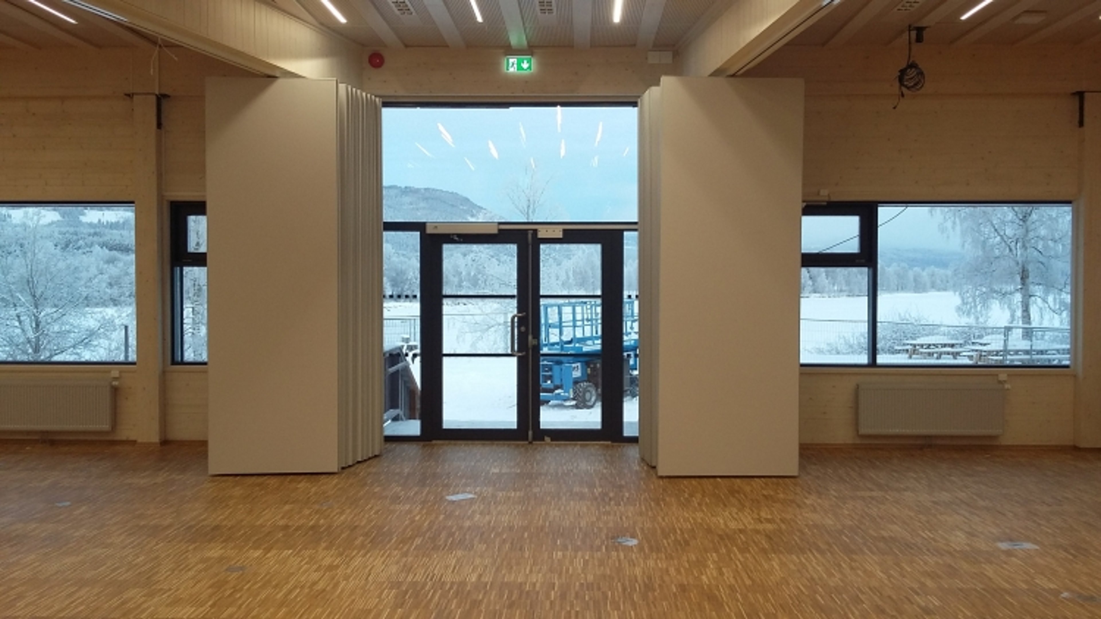 Bilde fra innsiden av nytt administrasjonsbygg i massivtre ved Høgskolen i Hedmark på Evenstad.