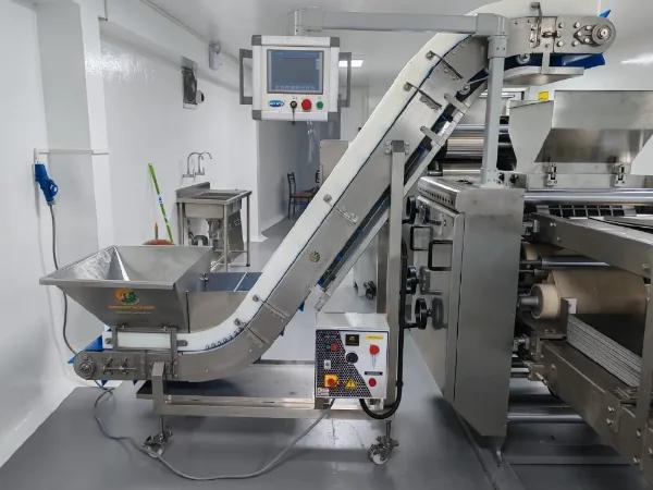 Faja transportadora tipo Z para elevar productos en líneas de producción