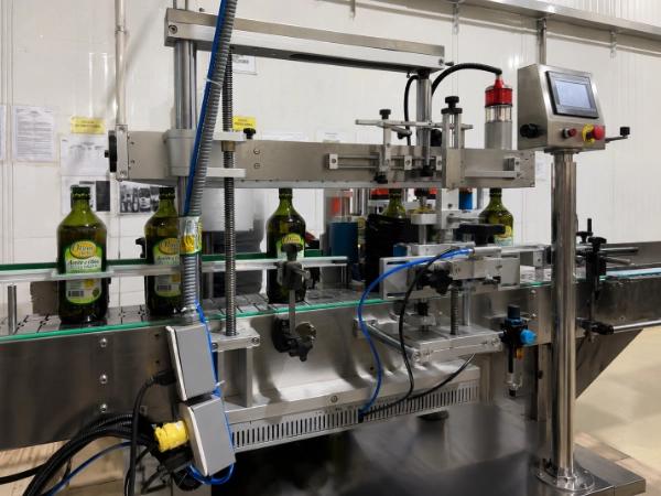 Etiquetadora autoadhesiva de 2 cabezales para botellas de 1 litro