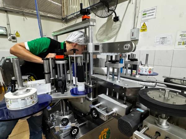 Etiquetadora autoadhesiva industrial con sistema enfardador