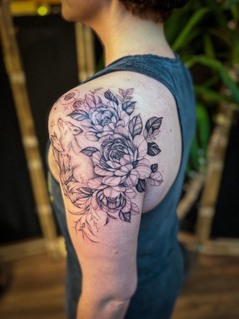 Florales Tattoo an der Schulter