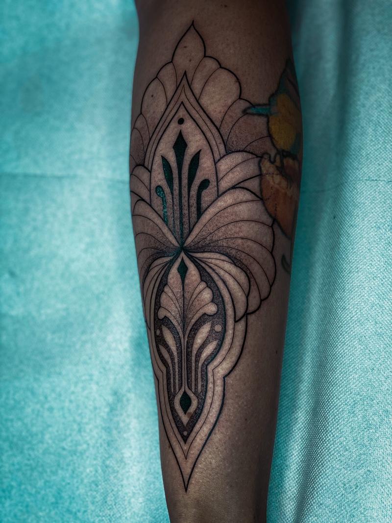 Ornamentales Tattoo am Unterarm