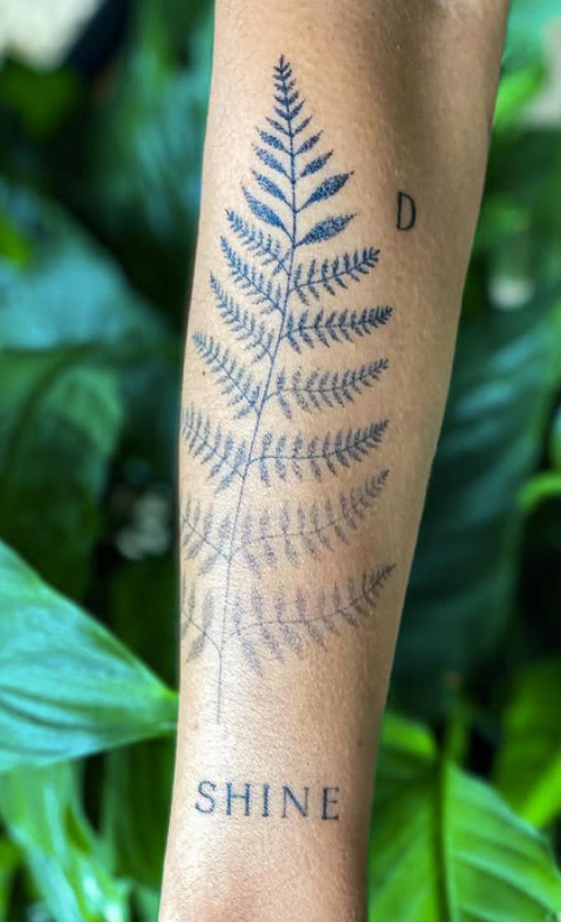 Fineline-Tattoo eines Farnblatts